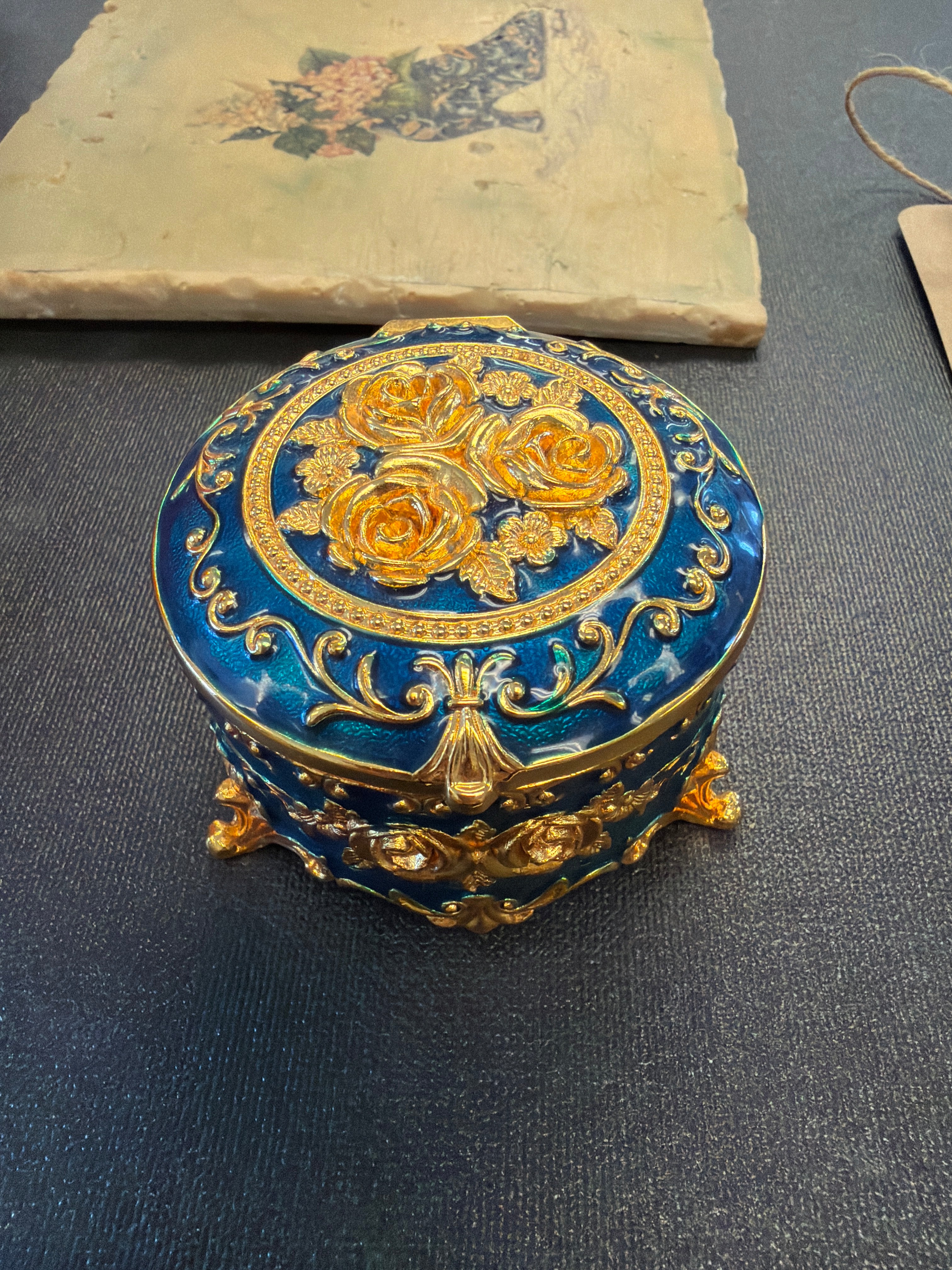 Hipiwe antique metal jewelry box