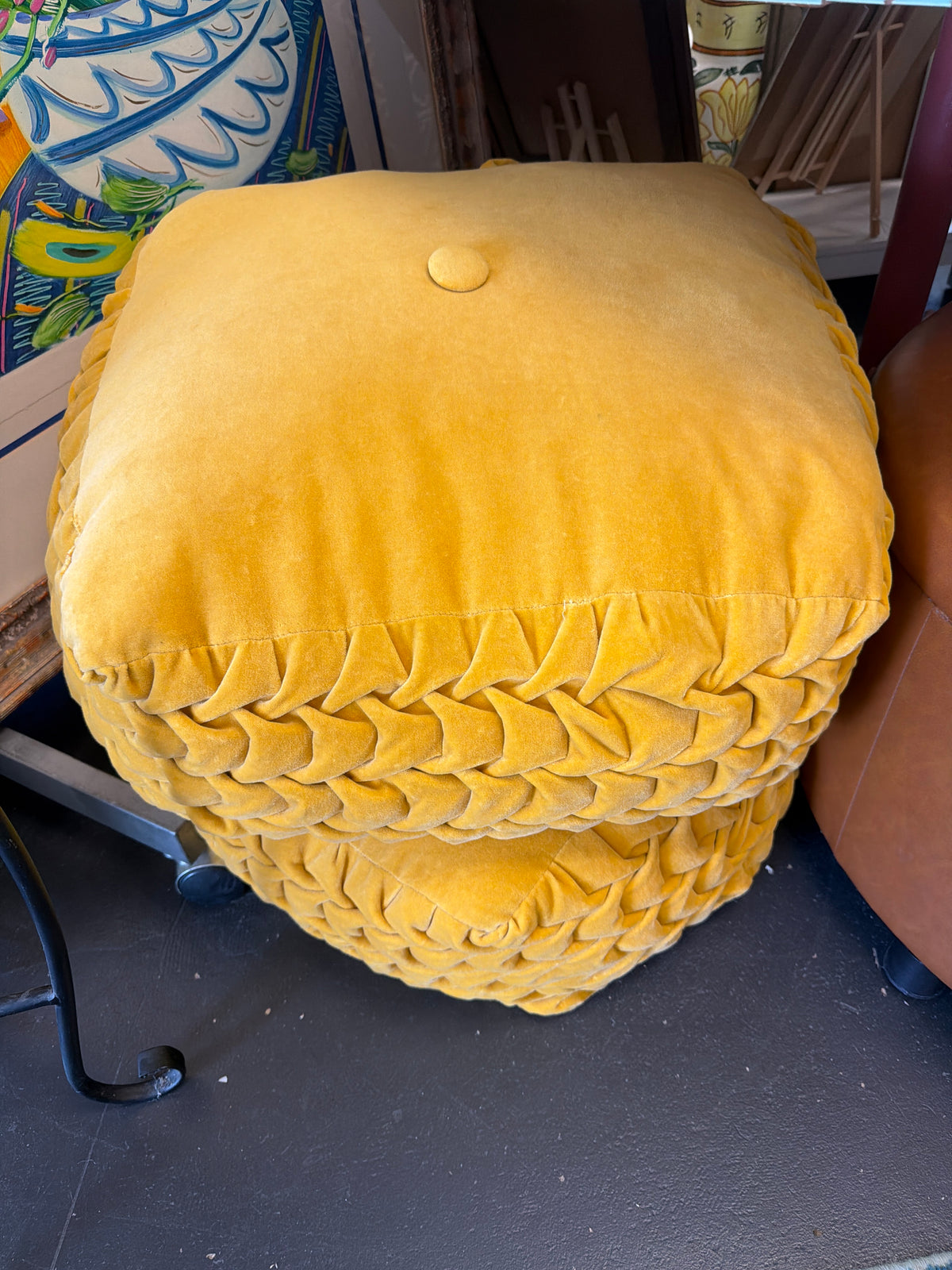 Yellow/gold pouf
