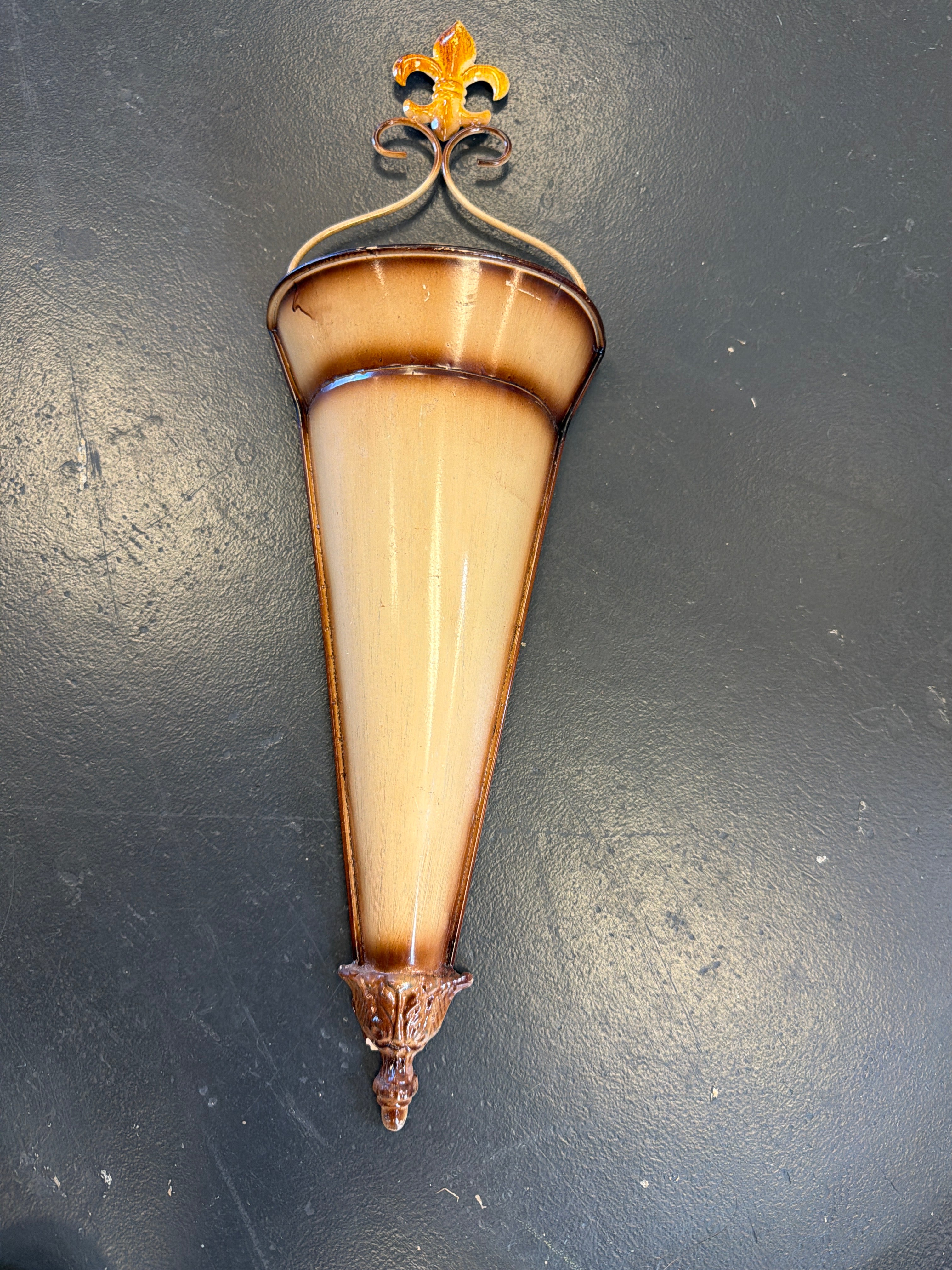 Wall sconce