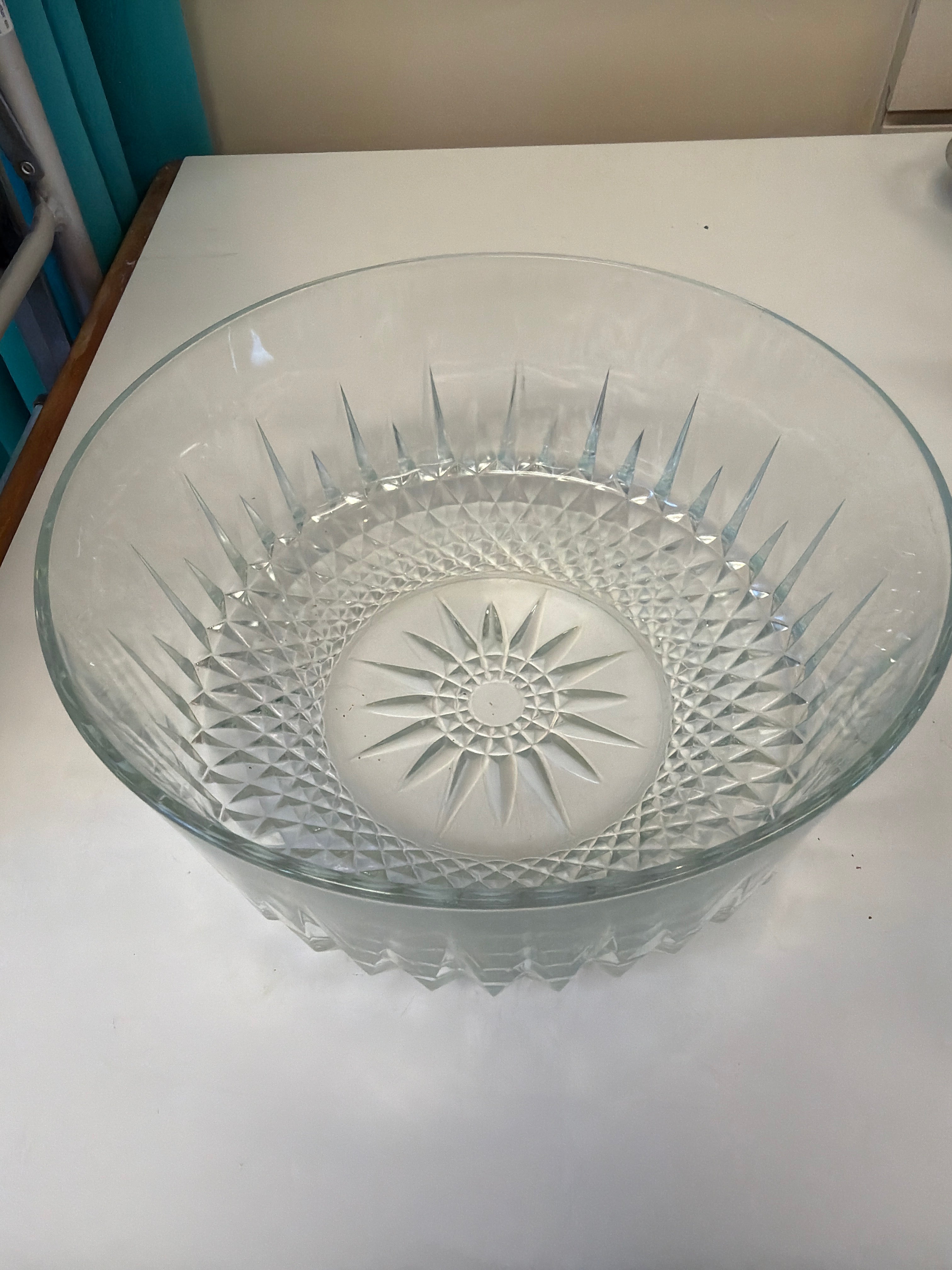 Arcoroc France clear glass serving bowl