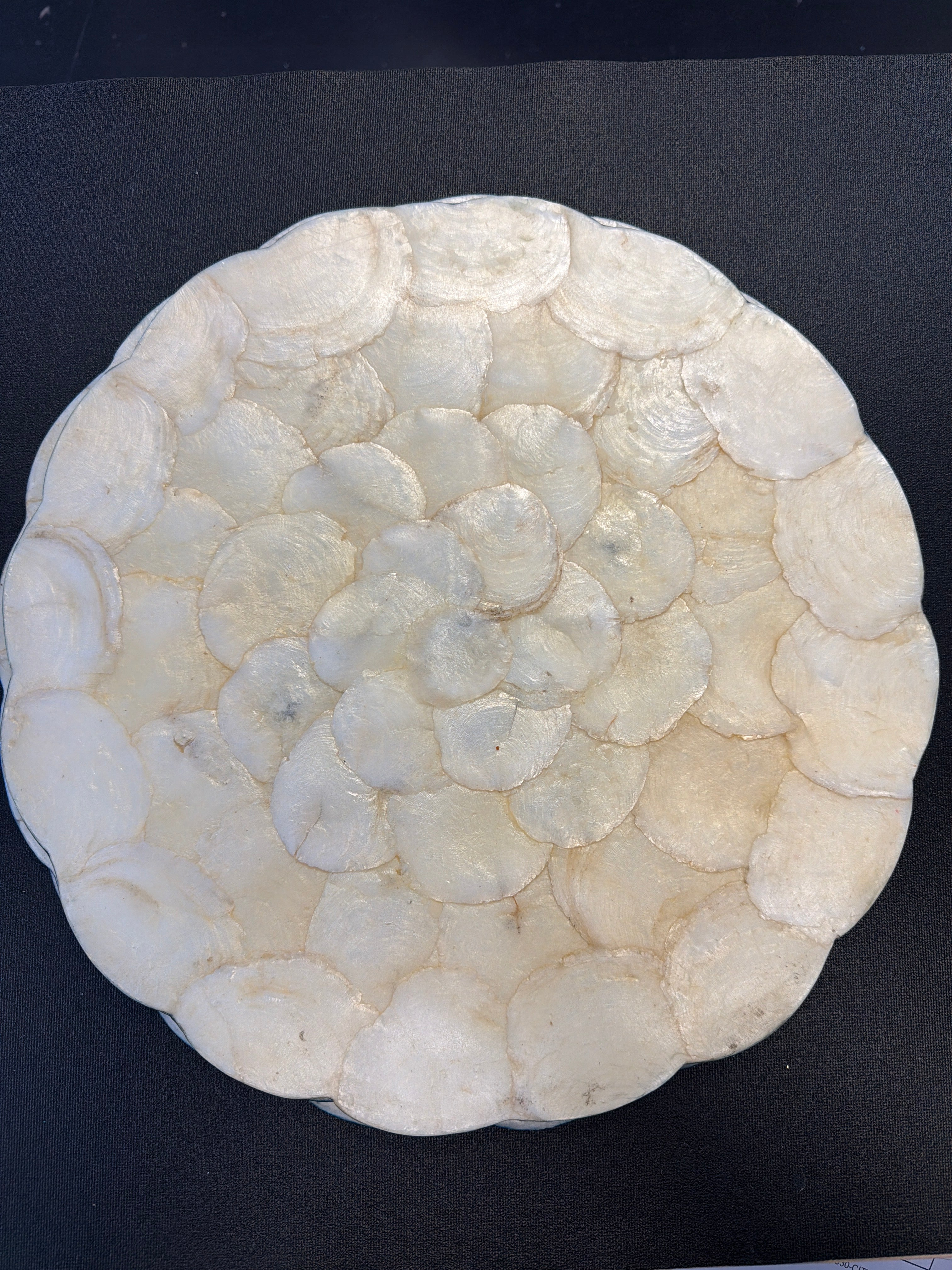 Scalloped table mat