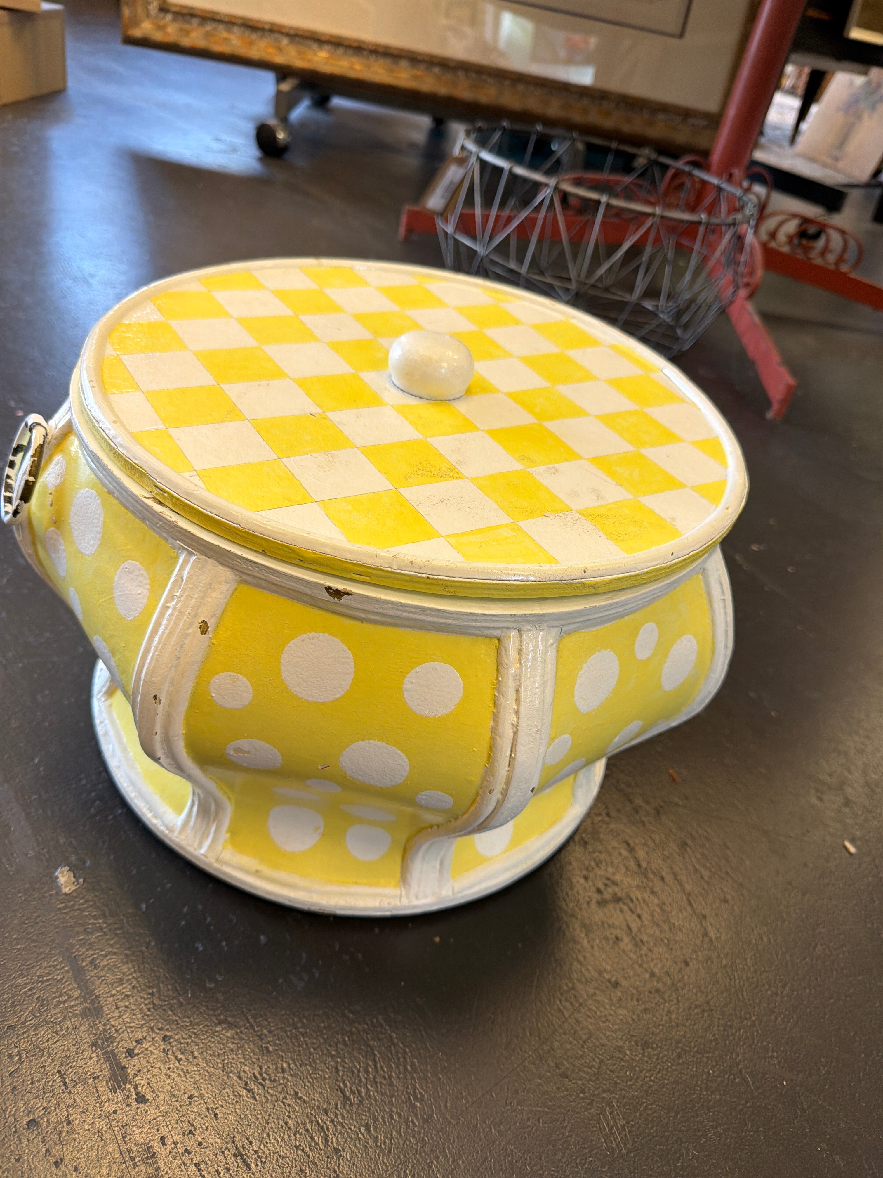 Yellow and white barrel box
