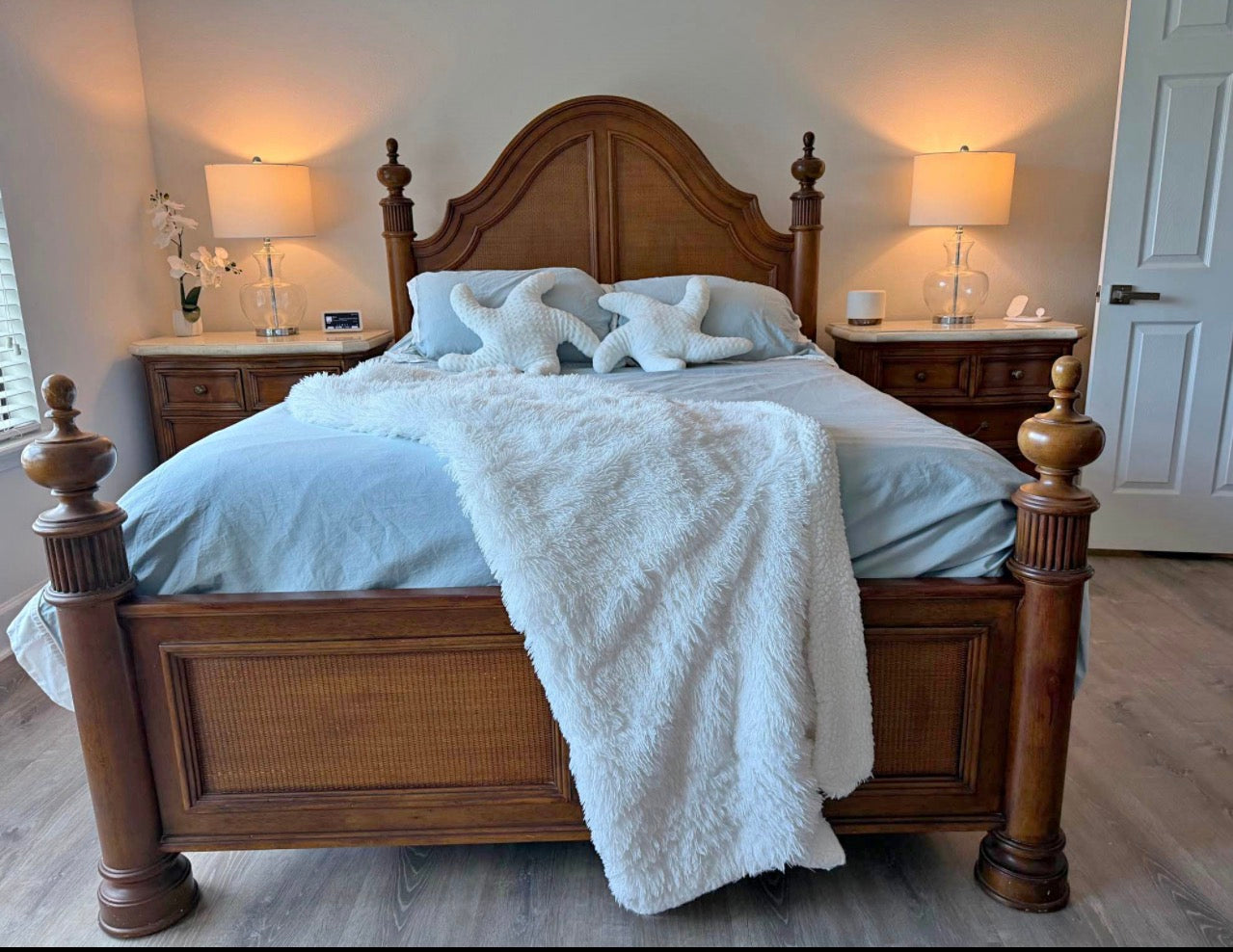 Bed and 2 end tables